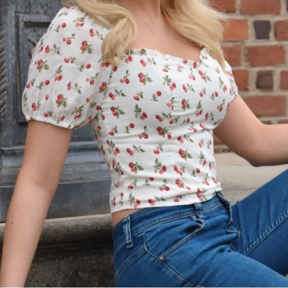 Abercrombie & Fitch White Cropped Cherry Print Smocked Blouse Crop Top XS